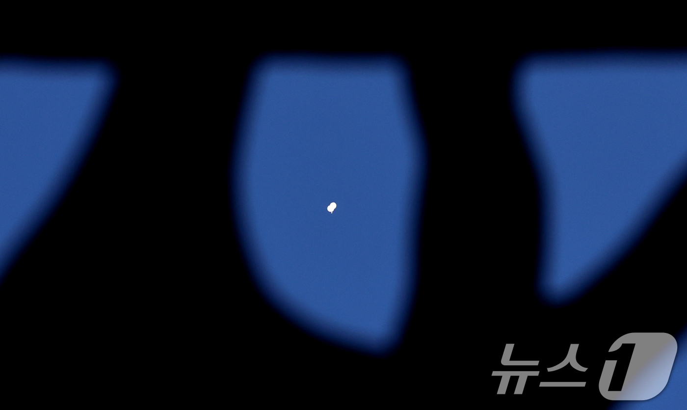 (서울=뉴스1) 구윤성 기자 = 2일 오전 서울 도심 상공에 북한이 날려보낸 대남 쓰레기 풍선이 떠다니고 있다.이번 쓰레기 풍선 부양은 북한이 5월 28일 1차 '오물 풍선'을 살 …