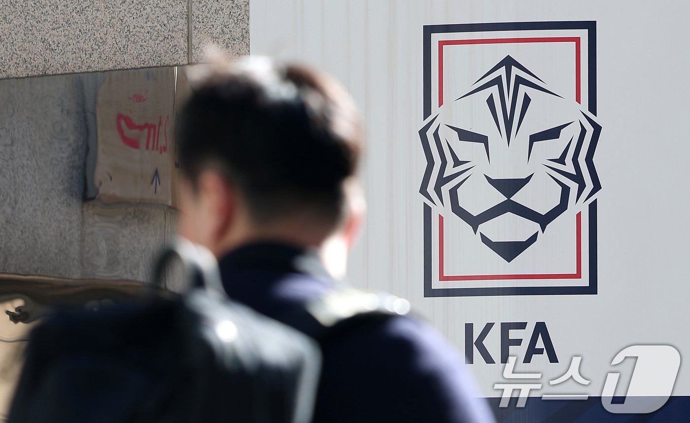 본문 이미지 - 문화체육관광부가 2일 홍명보 축구대표팀 감독 선임 관련 감사 결과를 발표한다. 문체부는 지난 7월 홍 감독의 대표팀 사령탑 선임으로 '공정성 논란'이 거세게 일자 절차에 문제가 없었는지를 살피겠다며 그달 중순부터 감사를 벌여왔다. 사진은 이날 서울 종로구 대한축구협회 축구회관 모습. 2024.10.2/뉴스1 ⓒ News1 김성진 기자