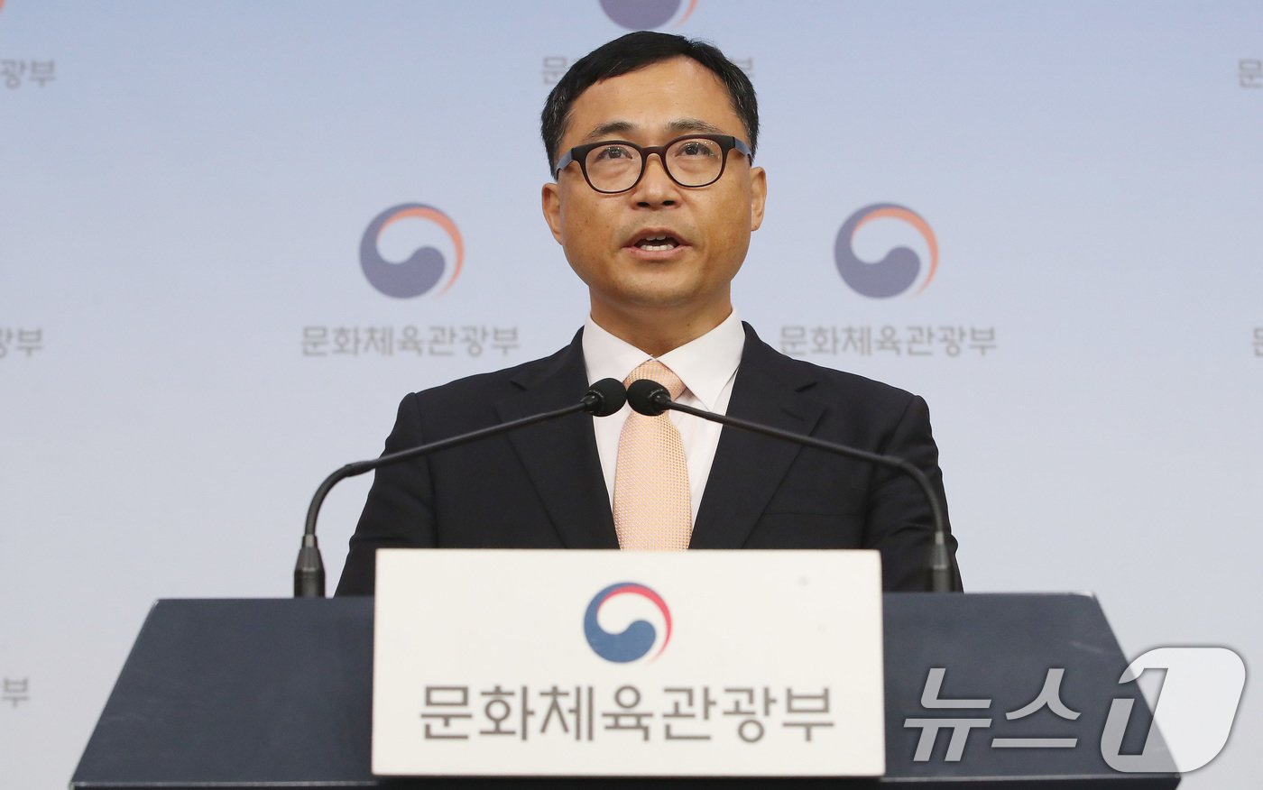 본문 이미지 - 최현준 문화체육관광부 감사관이 2일 오전 서울 종로구 정부서울청사에서 대한축구협회 감독 선임 관련 감사 결과 브리핑을 하고 있다. 2024.10.2/뉴스1 ⓒ News1 임세영 기자