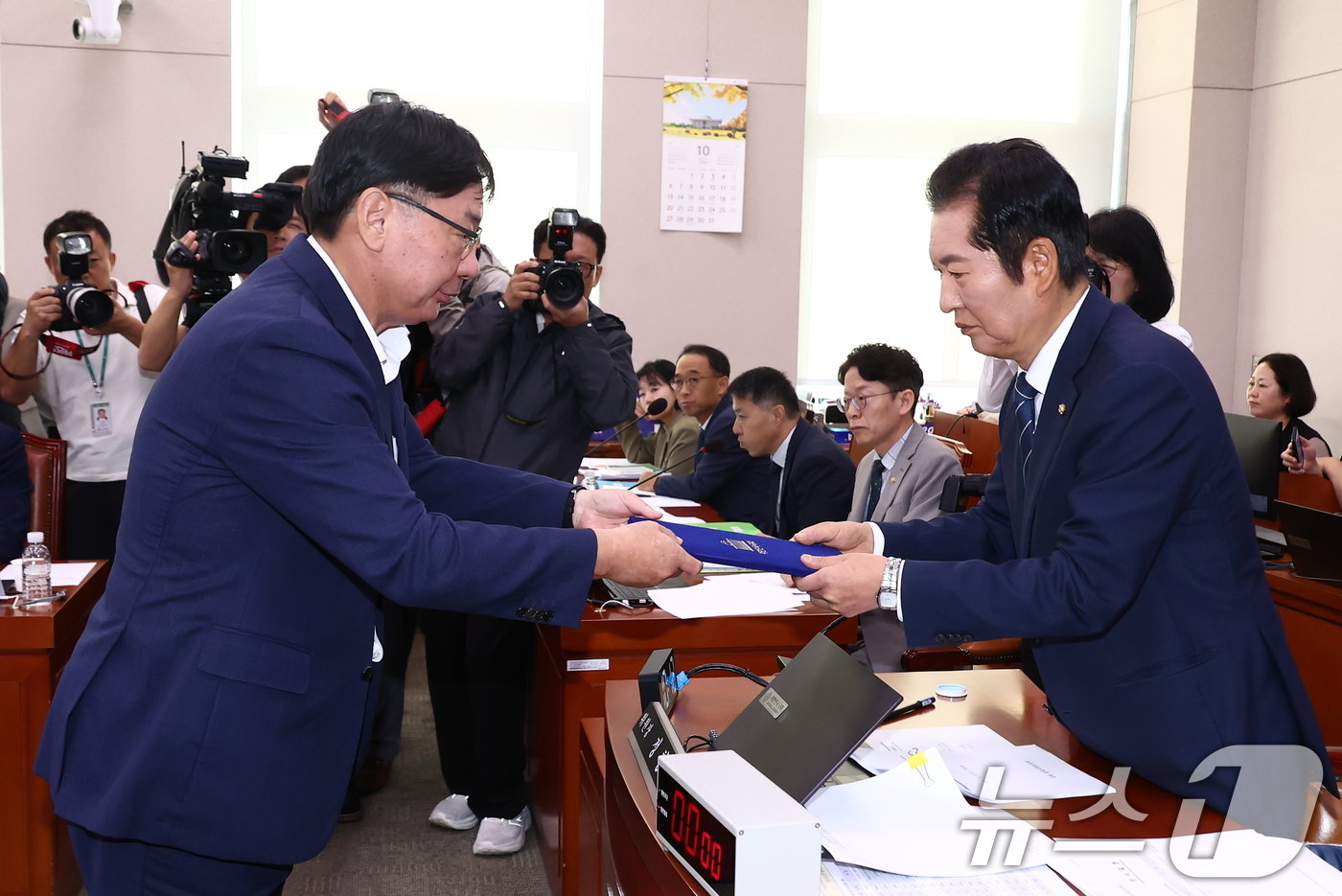 이화영 전 경기도 평화부지사가 2일 오전 서울 여의도 국회 법제사법위원회에서 열린 박상용 수원지검 부부장검사 탄핵소추사건 조사 청문회에 출석, 정청래 법사위원장에게 선서문을 제출하고 있다. 2024.10.2/뉴스1 ⓒ News1 김민지 기자