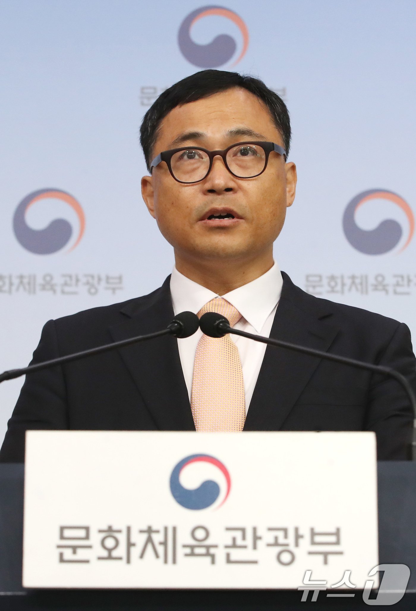 본문 이미지 - 최현준 문화체육관광부 감사관이 2일 오전 서울 종로구 정부서울청사에서 대한축구협회 감독 선임 관련 감사 결과 브리핑을 하고 있다. 2024.10.2/뉴스1 ⓒ News1 임세영 기자