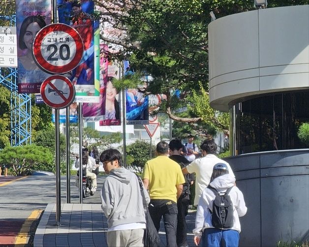 "얼마전까진 더웠는데"…쌀쌀한 아침 시민·학생들 "긴 옷 꺼내"