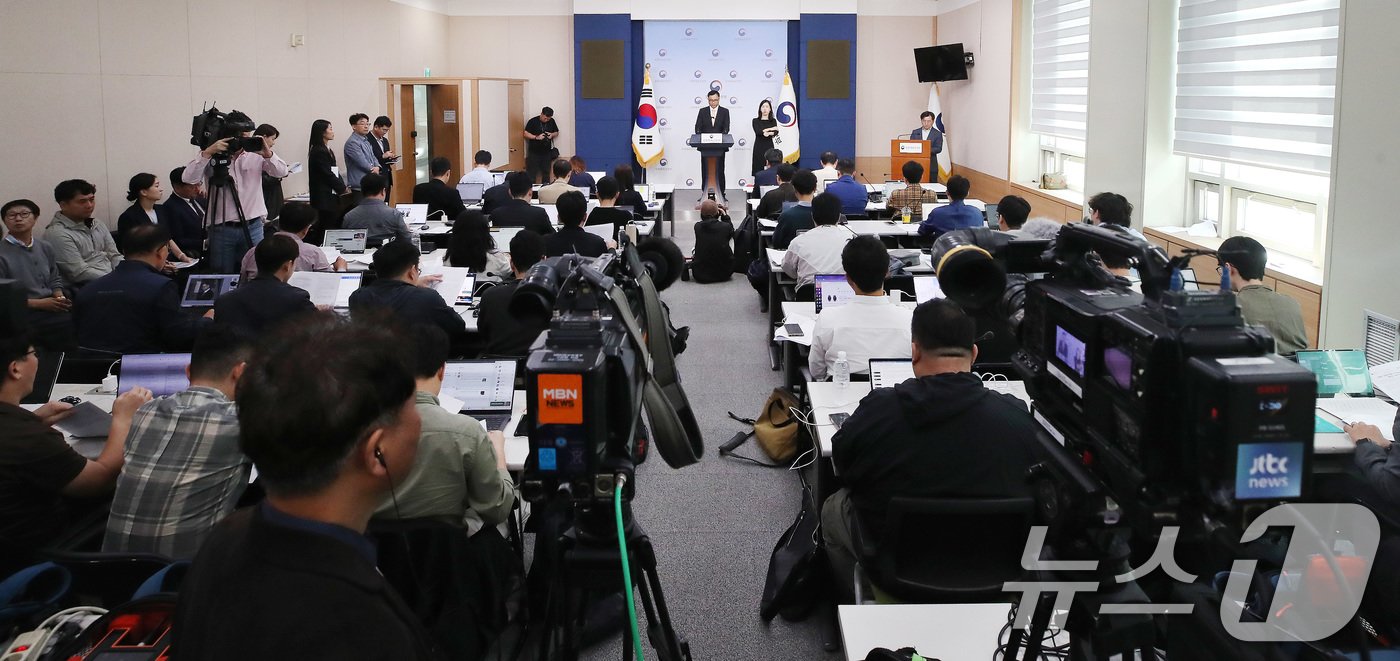 본문 이미지 - 최현준 문화체육관광부 감사관이 2일 오전 서울 종로구 정부서울청사에서 대한축구협회 감독 선임 관련 감사 결과 브리핑을 하고 있다. 2024.10.2/뉴스1 ⓒ News1 임세영 기자