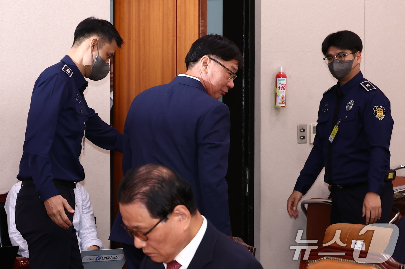 본문 이미지 - 이화영 전 경기도 평화부지사가 2일 오전 서울 여의도 국회 법제사법위원회에서 열린 박상용 수원지검 부부장검사 탄핵소추사건 조사 청문회에 출석, 국회의원들의 의사진행 발언이 길어지자 경찰과 동행해 화장실을 가고 있다. 2024.10.2/뉴스1 ⓒ News1 김민지 기자