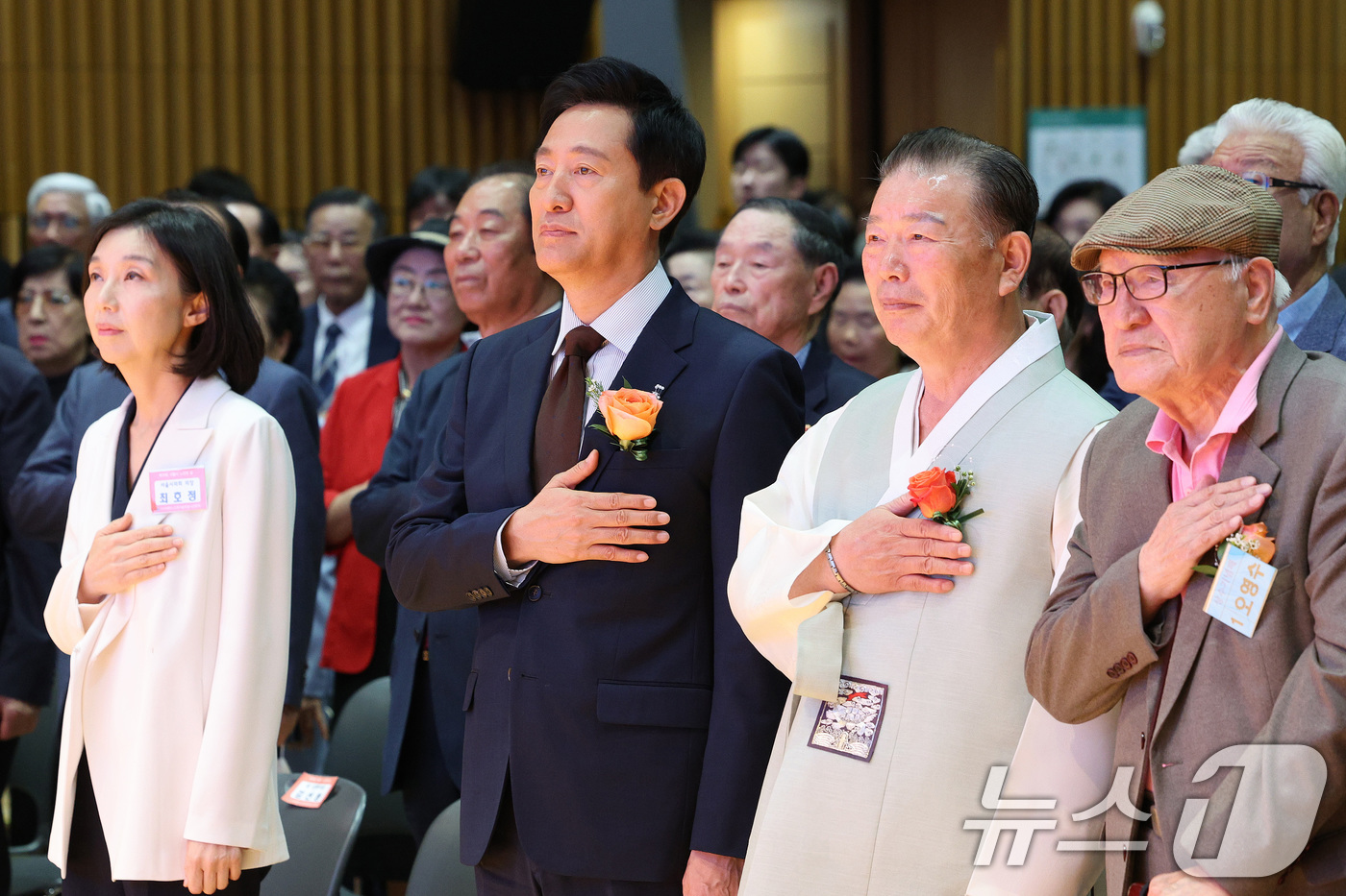 (서울=뉴스1) 신웅수 기자 = 오세훈 서울시장이 2일 서울시청에서 열린 노인의 날 기념식에서 국민의례를 하고 있다.서울시는 매년 노인의 날을 맞아 효행을 실천해 온 가족과 시민을 …