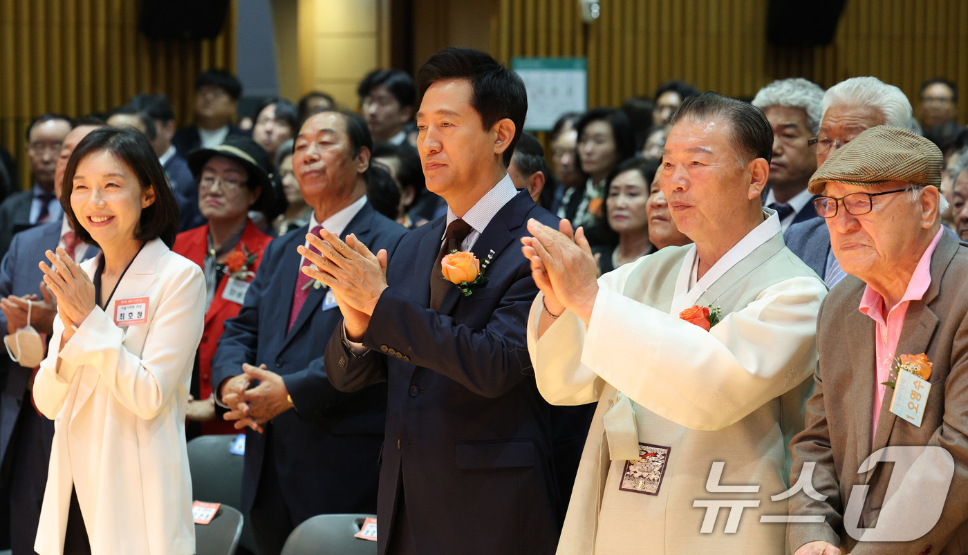 (서울=뉴스1) 신웅수 기자 = 오세훈 서울시장이 2일 서울시청에서 열린 노인의 날 기념식에서 손뼉을 치고 있다.서울시는 매년 노인의 날을 맞아 효행을 실천해 온 가족과 시민을 격 …