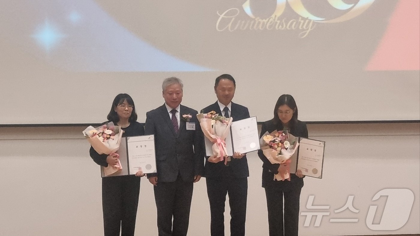 본문 이미지 - 국가과학기술연구회(NST) 이사장상 수상자 등이 기념촬영을 하고 있다.2024.10.2/뉴스1 ⓒ News1 김태진 기자