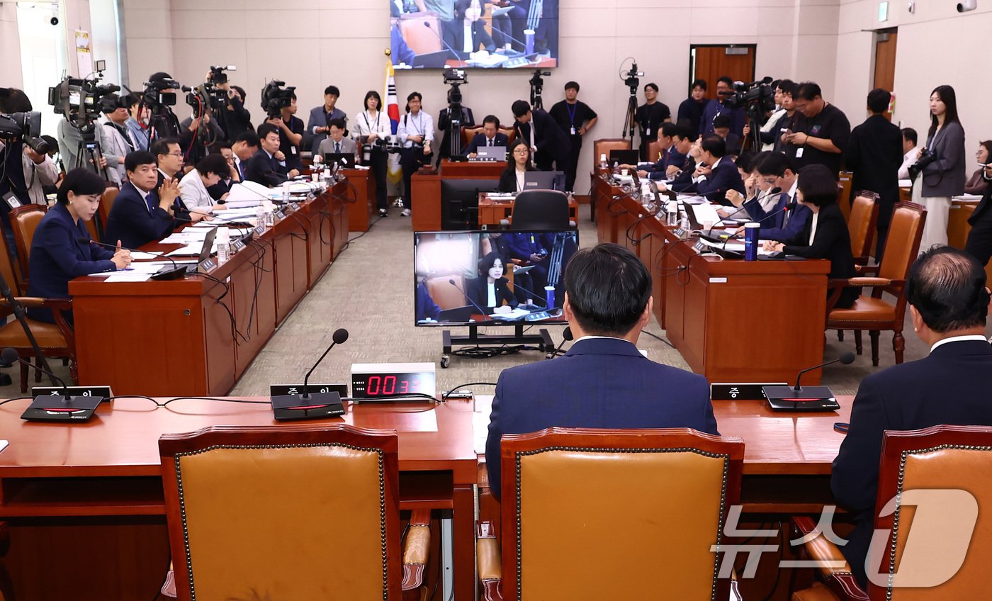 이화영 전 경기도 평화부지사가 2일 오전 서울 여의도 국회 법제사법위원회에서 열린 박상용 수원지검 부부장검사 탄핵소추사건 조사 청문회에 출석해 자리하고 있다. 이날 박 검사는 불출석했다. 2024.10.2/뉴스1 ⓒ News1 김민지 기자