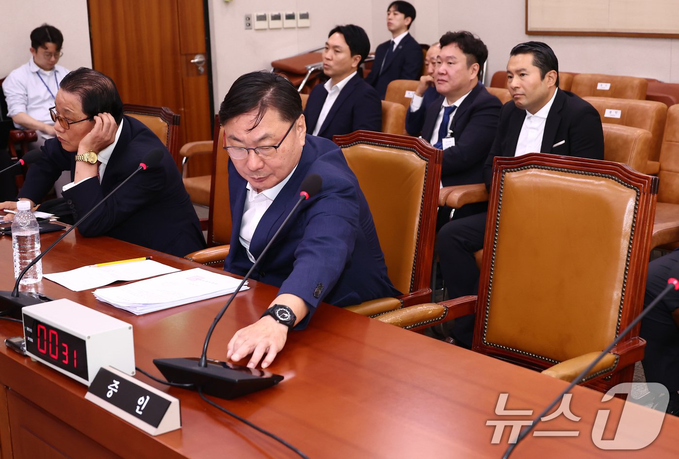 본문 이미지 - 이화영 전 경기도 평화부지사가 2일 오전 서울 여의도 국회 법제사법위원회에서 열린 박상용 수원지검 부부장검사 탄핵소추사건 조사 청문회에 출석해 마이크를 조절하고 있다. 2024.10.2/뉴스1 ⓒ News1 김민지 기자