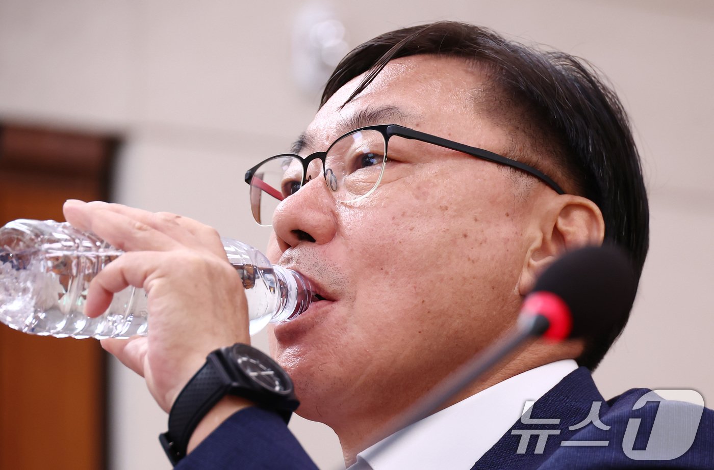 본문 이미지 - 이화영 전 경기도 평화부지사가 2일 오전 서울 여의도 국회 법제사법위원회에서 열린 박상용 수원지검 부부장검사 탄핵소추사건 조사 청문회에 출석해 물을 마시고 있다. 2024.10.2/뉴스1 ⓒ News1 김민지 기자