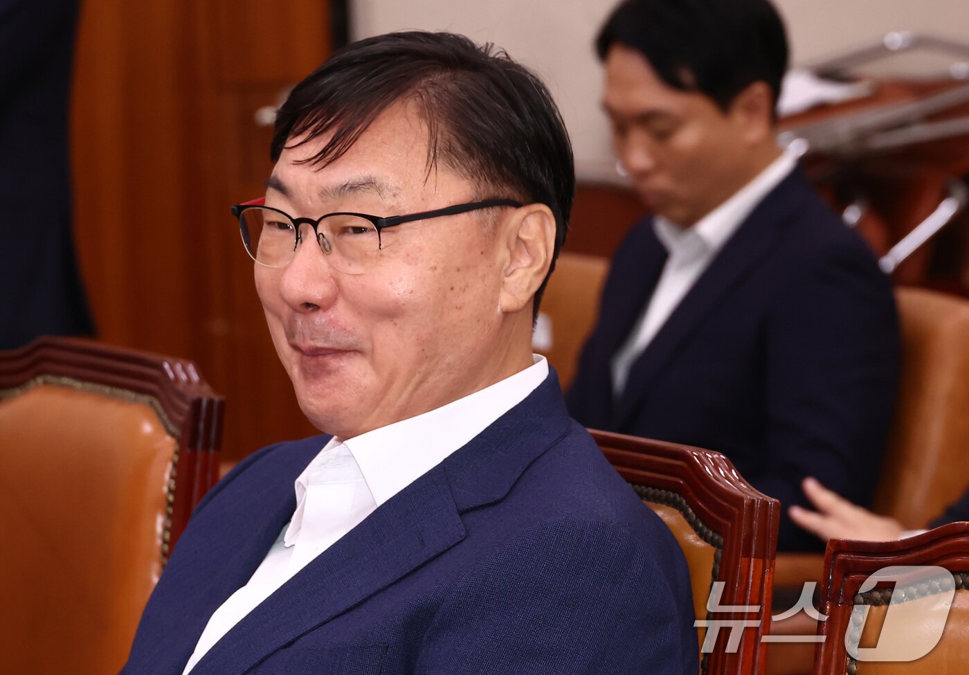 본문 이미지 - 이화영 전 경기도 평화부지사가 2일 오전 서울 여의도 국회 법제사법위원회에서 열린 박상용 수원지검 부부장검사 탄핵소추사건 조사 청문회에 출석, 미소를 보이고 있다. 이날 박 검사는 불출석했다. 2024.10.2 ⓒ 뉴스1 김민지 기자