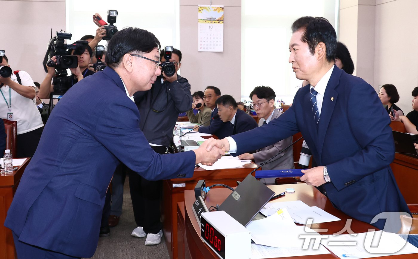 이화영 전 경기도 평화부지사가 2일 오전 서울 여의도 국회 법제사법위원회에서 열린 박상용 수원지검 부부장검사 탄핵소추사건 조사 청문회에 출석, 정청래 법사위원장에게 선서문을 제출한 후 악수하고 있다. 2024.10.2/뉴스1 ⓒ News1 김민지 기자