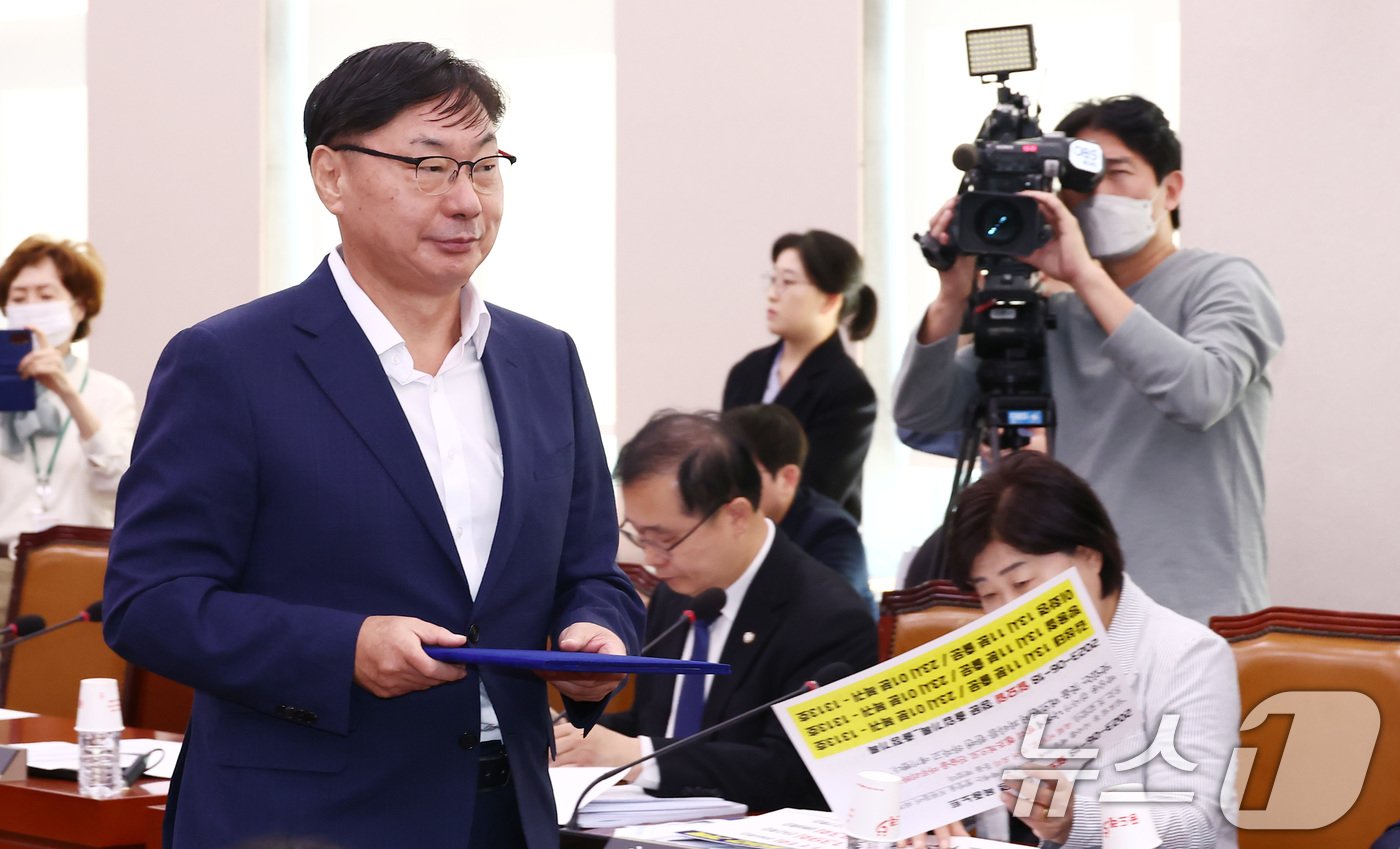 본문 이미지 - 이화영 전 경기도 평화부지사가 2일 오전 서울 여의도 국회 법제사법위원회에서 열린 박상용 수원지검 부부장검사 탄핵소추사건 조사 청문회에 출석, 정청래 법사위원장에게 선서문 제출을 위해 이동하고 있다. 2024.10.2/뉴스1 ⓒ News1 김민지 기자