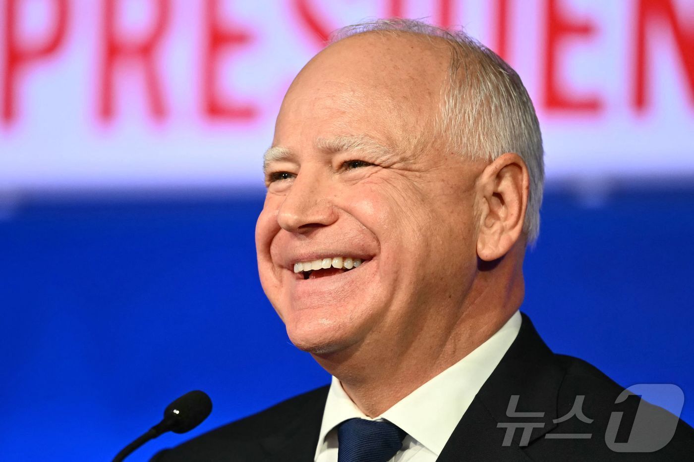 본문 이미지 - 팀 월즈 미국 민주당 부통령 후보 겸 미네소타 주지사가 1일(현지시간) 뉴욕에서 J D 밴스 공화당 부통령 후보 겸 오하이오주 상원의원과 CBS 주최 TV 토론을 하고 있다. 2024.10.02 ⓒ AFP=뉴스1 ⓒ News1 우동명 기자