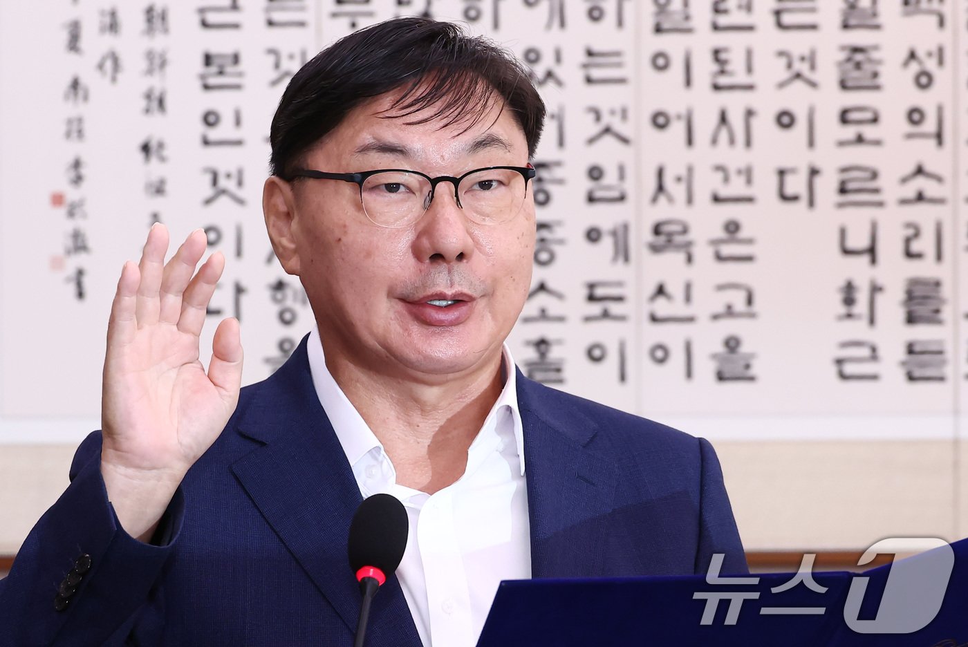 본문 이미지 - 이화영 전 경기도 평화부지사가 2일 오전 서울 여의도 국회 법제사법위원회에서 열린 박상용 수원지검 부부장검사 탄핵소추사건 조사 청문회에 출석, 증인 선서를 하고 있다. 이날 박 검사는 불출석했다. 2024.10.2/뉴스1 ⓒ News1 김민지 기자