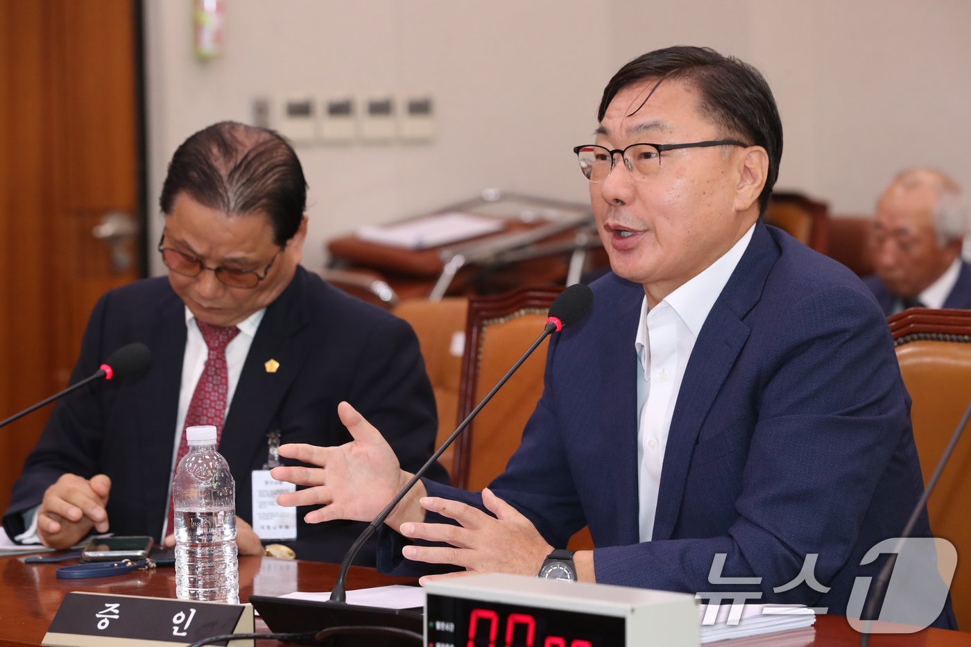 본문 이미지 - 이화영 전 경기도평화부지사가 2일 오전 서울 여의도 국회 법제사법위원회 전체회의장에서 열린 박상용 수원지검 부부장검사 탄핵소추사건 조사 청문회에 출석해 정청래 위원장의 질의에 답하고 있다. 2024.10.2/뉴스1 ⓒ News1 이광호 기자