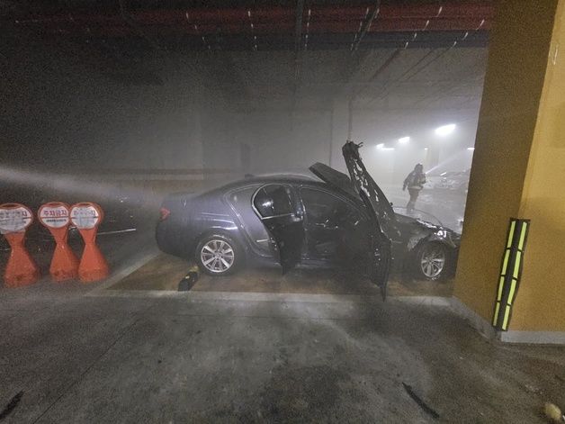 부산 아파트 지하 주차장서 주차된 BMW 차량 불…인명피해 없어