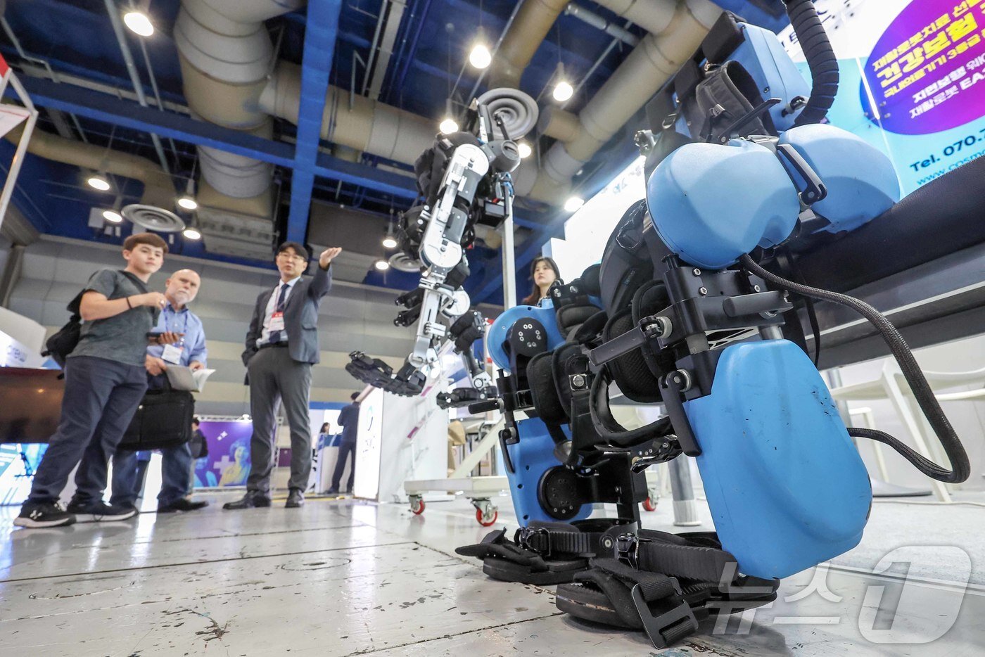 본문 이미지 - 2일 오전 서울 강남구 코엑스에서 열린 &#39;2024 국제 병원의료산업 박람회&#40;KHF 2024&#41;&#39;를 찾은 외국인 바이어들이 지면보행 웨어러블 재활로봇을 살펴보고 있다. 2024.10.2/뉴스1 ⓒ News1 민경석 기자