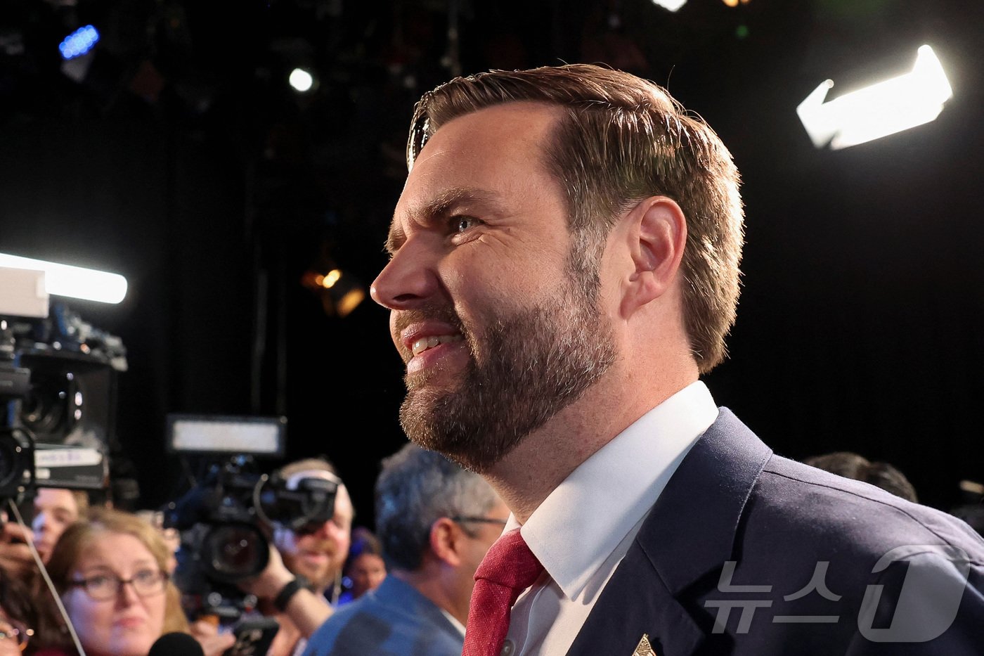 본문 이미지 - J D 밴스 미국 공화당 부통령 후보 겸 오하이오주 상원의원이 1일(현지시간) 뉴욕에서 팀 월즈 민주당 부통령 후보 겸 미네소타 주지사와 CBS 주최 TV 토론을 마친 뒤 떠나고 있다. 2024.10.02 ⓒ 로이터=뉴스1 ⓒ News1 우동명 기자