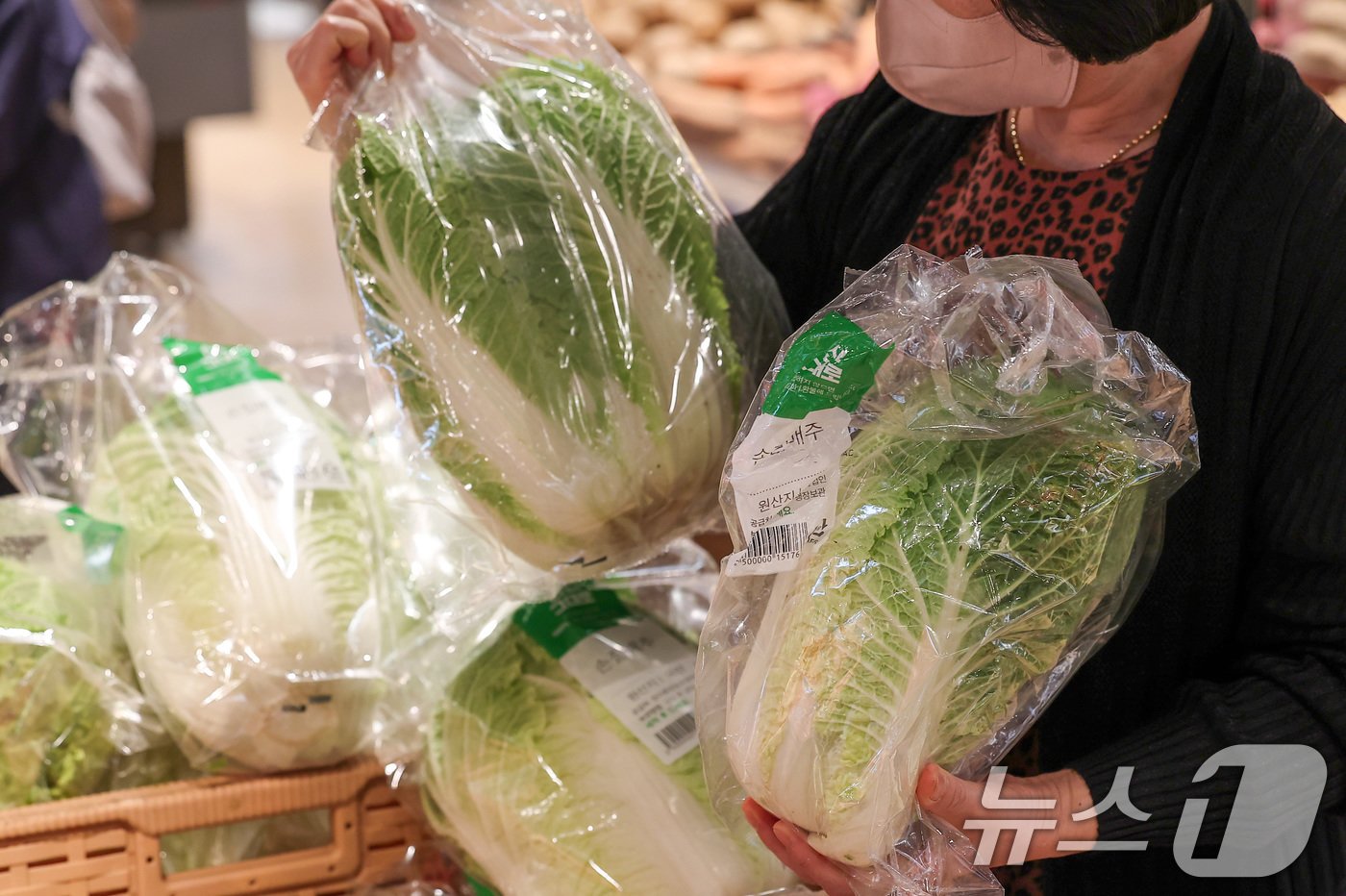 본문 이미지 -  2일 서울 시내 한 대형마트에서 시민들이 장을 보고 있다. 2024.10.2/뉴스1 ⓒ News1 김성진 기자