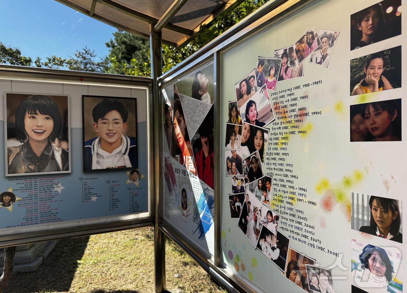 본문 이미지 - 故 최진실 16주기인 2일 경기도 양평군 갑산공원에 마련된 그의 묘역에는 고인의 환한 미소가 담긴 사진들이 걸려 있다. 옆에는 동생 최진영이 잠들어 있다. 2024.10.2/뉴스1 ⓒ News1 박혜성 기자