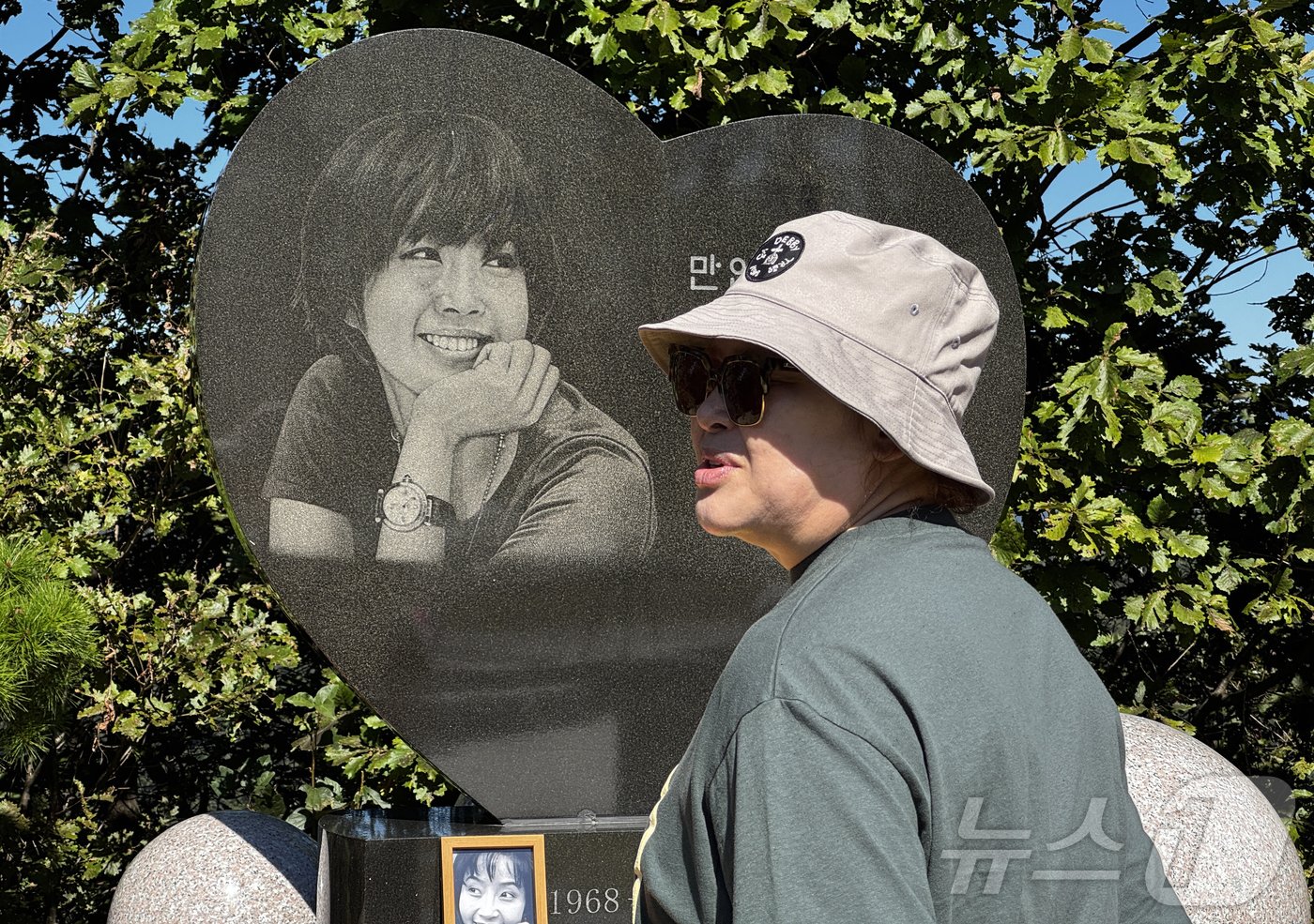 본문 이미지 - 방송인 이영자가 2일 오전 故 최진실이 안장된 경기도 양평군 갑산공원묘역을 찾아 고인을 추억하고 있다. 2024.10.2/뉴스1 ⓒ News1 박혜성 기자