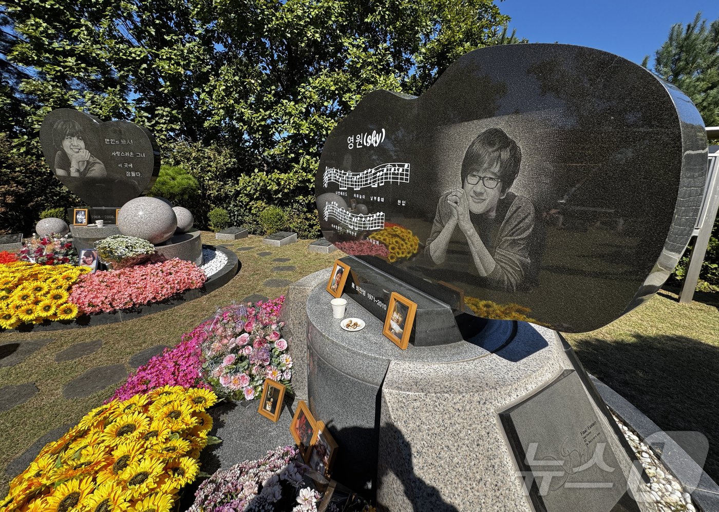 본문 이미지 - 故 최진실 16주기인 2일 경기도 양평군 갑산공원에 마련된 그의 묘역에는 고인을 그리는 이들의 마음을 담은 꽃들이 놓여 있다. 옆에는 동생 최진영이 잠들어 있다. 2024.10.2/뉴스1 ⓒ News1 박혜성 기자