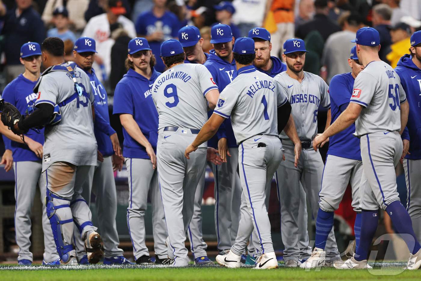 BALTIMORE, MARYLAND - OCTOBER 01: Members of the Kansas City Royals celebrate after defeating the Baltimore Orioles in Game One of the Wild Card Series at Oriole Park at Camden Yards on October 01, 2024 in Baltimore, Maryland. Patrick Smith/Getty Images/AFP &#40;Photo by Patrick Smith / GETTY IMAGES NORTH AMERICA / Getty Images via AFP&#41; ⓒ AFP=뉴스1