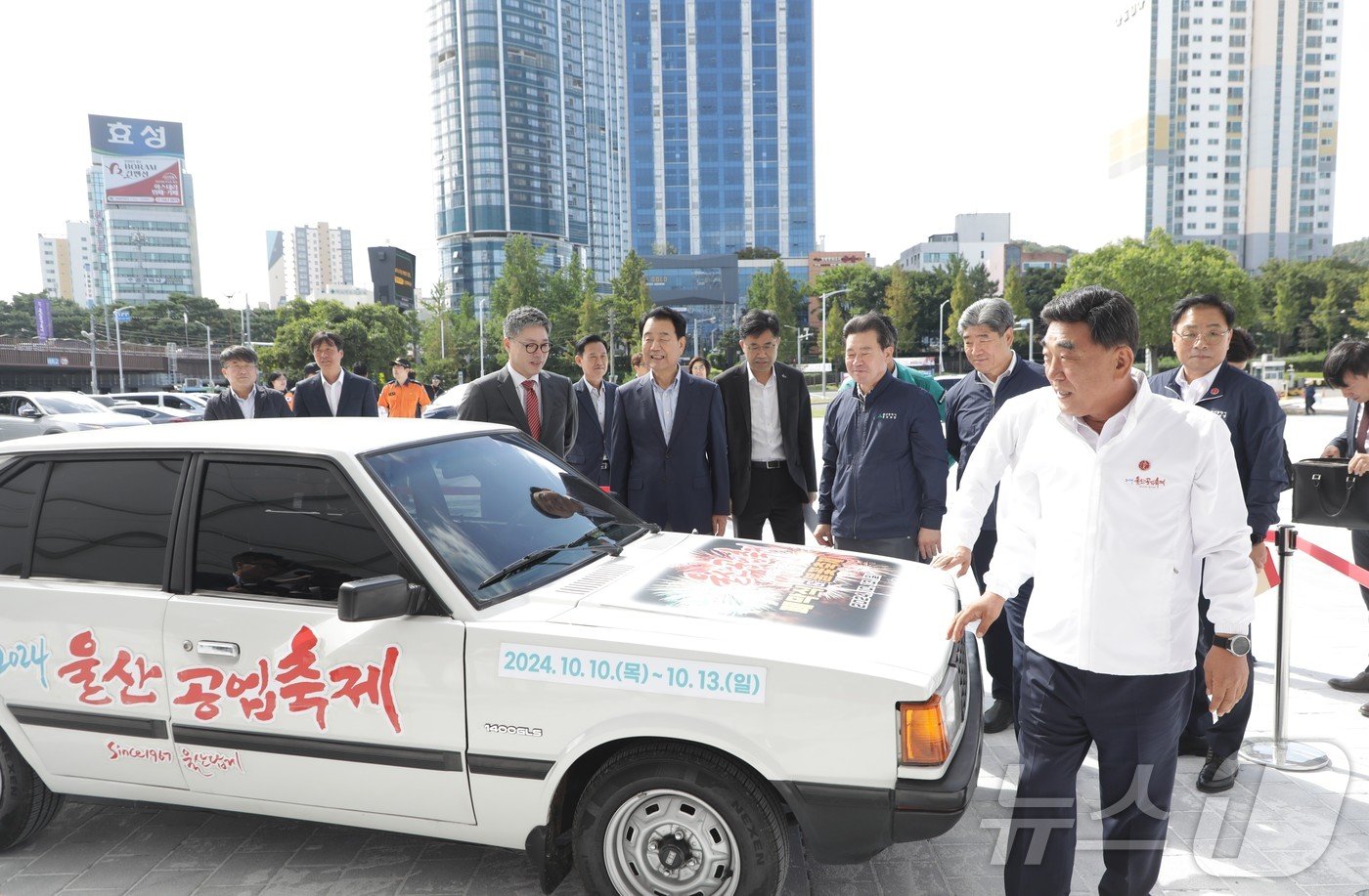 울산시가 2일 태화강 남구둔치에서 &#39;2024 울산공업축제&#39;의 성공적인 개막을 위한 기자간담회를 개최하고 시설물을 관람하고 있다.2024.10.2/뉴스1 ⓒNews1 김지혜 기자