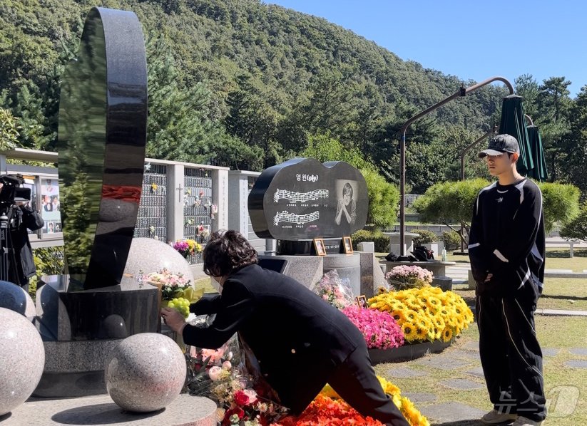 본문 이미지 - 故 최진실의 아들인 가수 최환희(활동명 지플랫)가 고인의 16주기인 2일 오전 경기도 양평군 갑산공원묘역을 할머니와 함께 찾아 생각에 잠겨 있다. 2024.10.2/뉴스1 ⓒ News1 안은재 기자