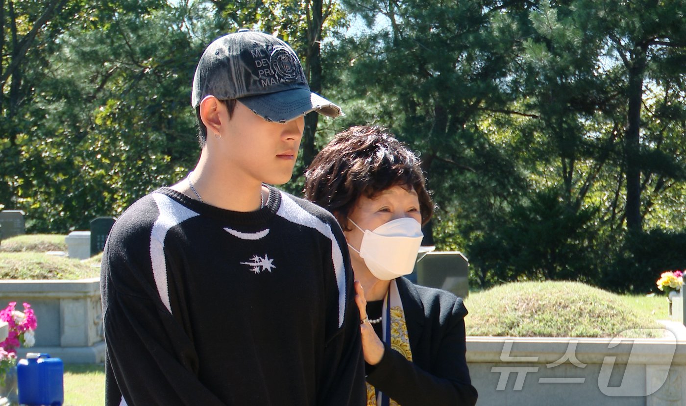 본문 이미지 - 故 최진실의 아들인 가수 최환희(활동명 지플랫)가 고인의 16주기인 2일 오전 경기도 양평군 갑산공원묘역을 할머니와 함께 찾아 생각에 잠겨 있다. 2024.10.2/뉴스1 ⓒ News1 박혜성 기자