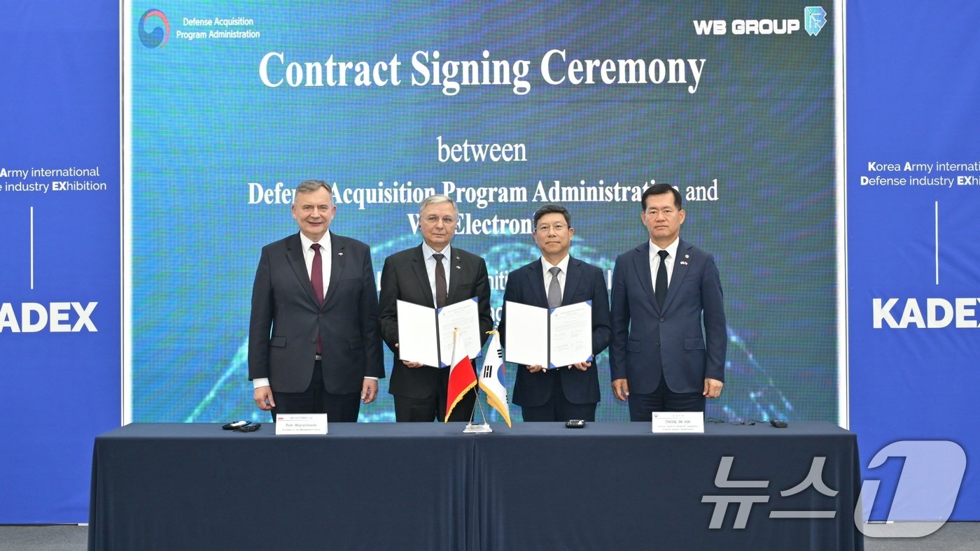 본문 이미지 - 2일 충남 계룡대에서 열린 폴란드 자폭 드론 '워메이트' 도입 계약식에서 참석자들이 기념촬영을 하고 있다. 워메이트는 다음 달 중 운송되기 시작해 12월 중 우리 군에 배치될 예정이다. 계약 물량과 가격은 공개되지 않았으나, 약 200대 규모로 알려졌다. 비용은 전력운영비로 충당한다. (국방부 제공) 2024.10.2/뉴스1