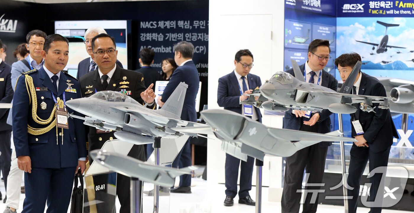 본문 이미지 - 2일 충남 계룡대에서 열린 &#39;대한민국 국제방위산업전시회&#40;KADEX&#41;&#39;에서 관람객들이 KAI 부스에서 KF-21을 살펴보고 있다. 2024.10.2/뉴스1 ⓒ News1 김기태 기자