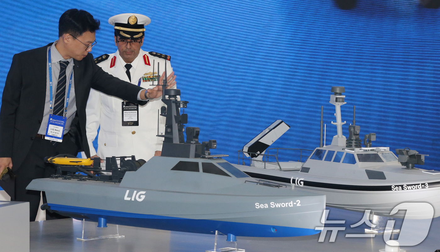 (대전=뉴스1) 김기태 기자 = 2일 충남 계룡대에서 열린 '대한민국 국제방위산업전시회(KADEX)'에서 관람객들이 전시물을 살펴보고 있다. 2024.10.2/뉴스1