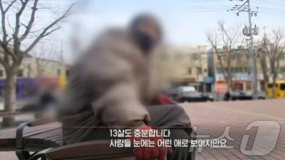 본문 이미지 -  2022년 3월, "아이를 낳아 줄 여성을 구한다"는 펼침막을 내걸었던 A 씨는 방송 인터뷰에서 "13살은 어리지 않다. 20살 넘는 여성은 곤란하다"는 말을 하고 있다. (SBS 갈무리) ⓒ 뉴스1