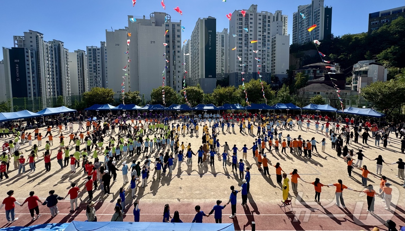 (서울=뉴스1) 허경 기자 = 2일 서울시내 한 초등학교에서 가을 운동회가 펼쳐지고 있다. 2024.10.2/뉴스1