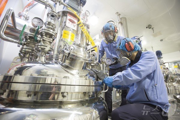 본문 이미지 - 에스티팜 연구원들이 바이오리액터를 점검하고 있다.(에스티팜 제공)/뉴스1 ⓒ News1