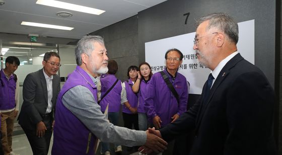 송기춘 위원장과 악수하는 이정민 이태원 참사 유가족협의회 위원장