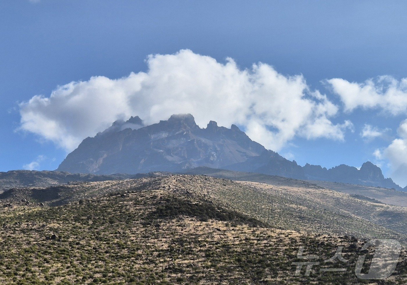 본문 이미지 - 마웬지 봉(5149m). 키보봉의 우후루 피크와 함께 킬리만자로를 상징하는 두 번째 봉우리이다. 2024.10.8./뉴스1 ⓒ News1 조영석 기자