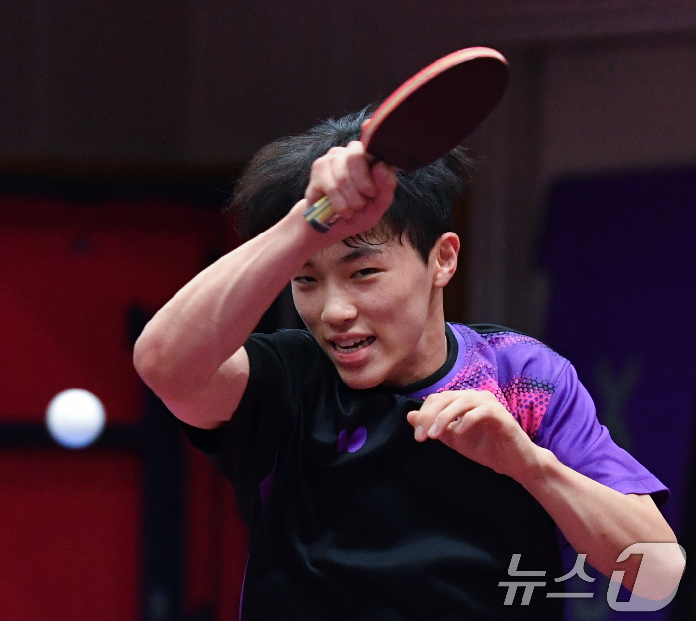 (포항=뉴스1) 최창호 기자 = 김가온 경북 포항 두호고등학교 선수가 2일 학교 체육관에서 경남 김해에서 열리는 제105회 전국체육대회 출전을 앞두고 연습을 하고 있다.김가온 선수 …