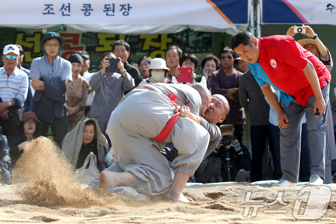 (대구=뉴스1) 공정식 기자 = 2일 대구 동구 동화사에서 열린 '제14회 팔공산 산중 전통장터 승시 축제'에서 승가 시념인(時念人·씨름)대회에 참가한 스님들이 모래판 위에서 실력 …