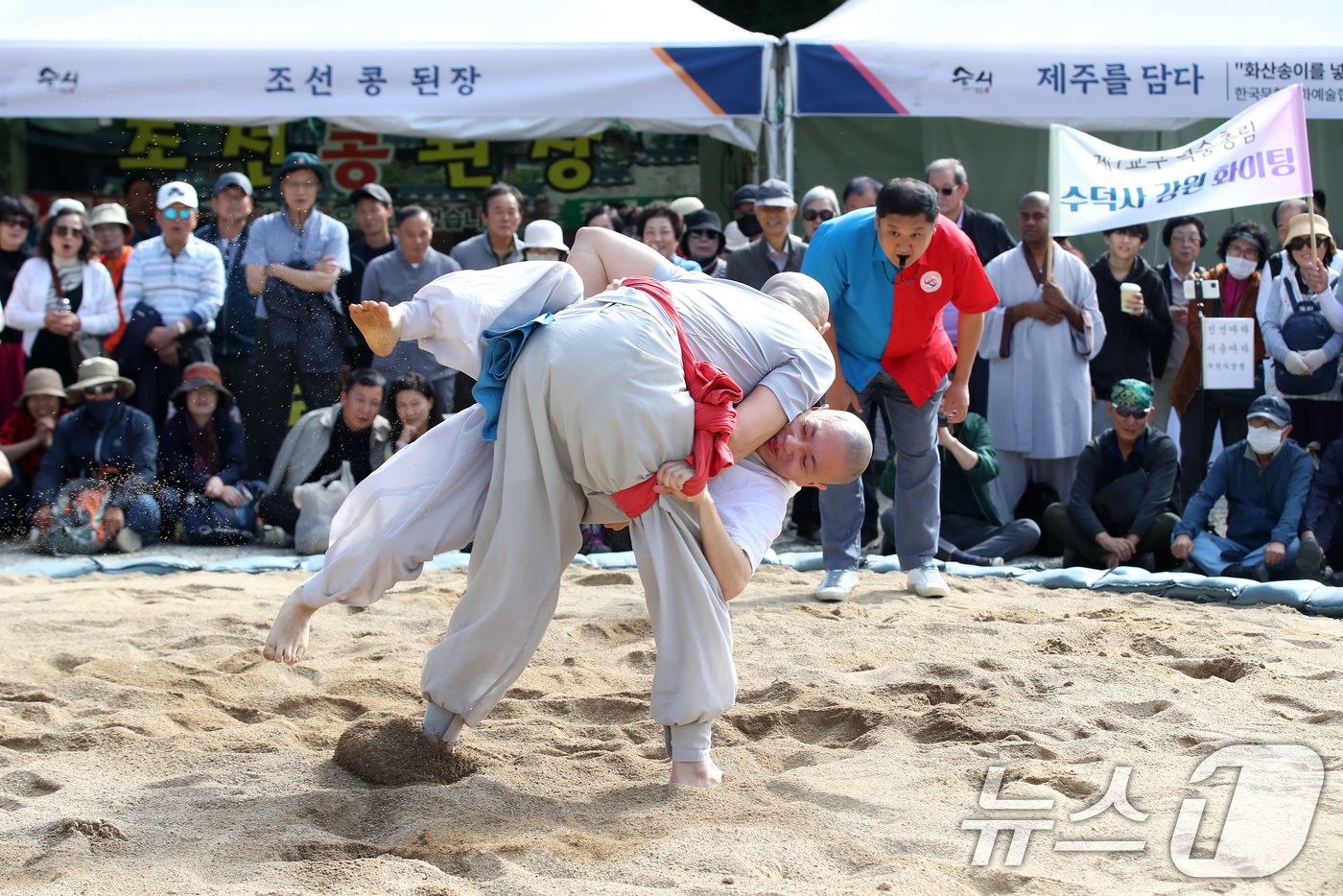 (대구=뉴스1) 공정식 기자 = 2일 대구 동구 동화사에서 열린 '제14회 팔공산 산중 전통장터 승시 축제'에서 승가 시념인(時念人·씨름)대회에 참가한 스님들이 모래판 위에서 실력 …