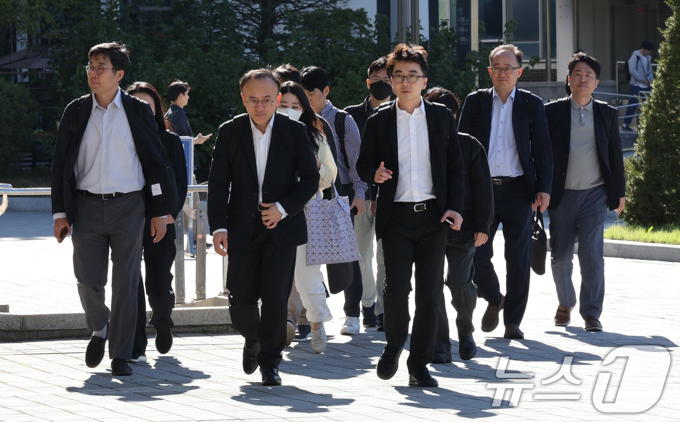 교육부 감사관실 직원들이 2일 오후 서울 관악구 서울대에서 의대 집단휴학 승인과 관련한 사항을 감사하기 위해 대학본부로 들어가고 있다. 2024.10.2/뉴스1 ⓒ News1 장수영 기자