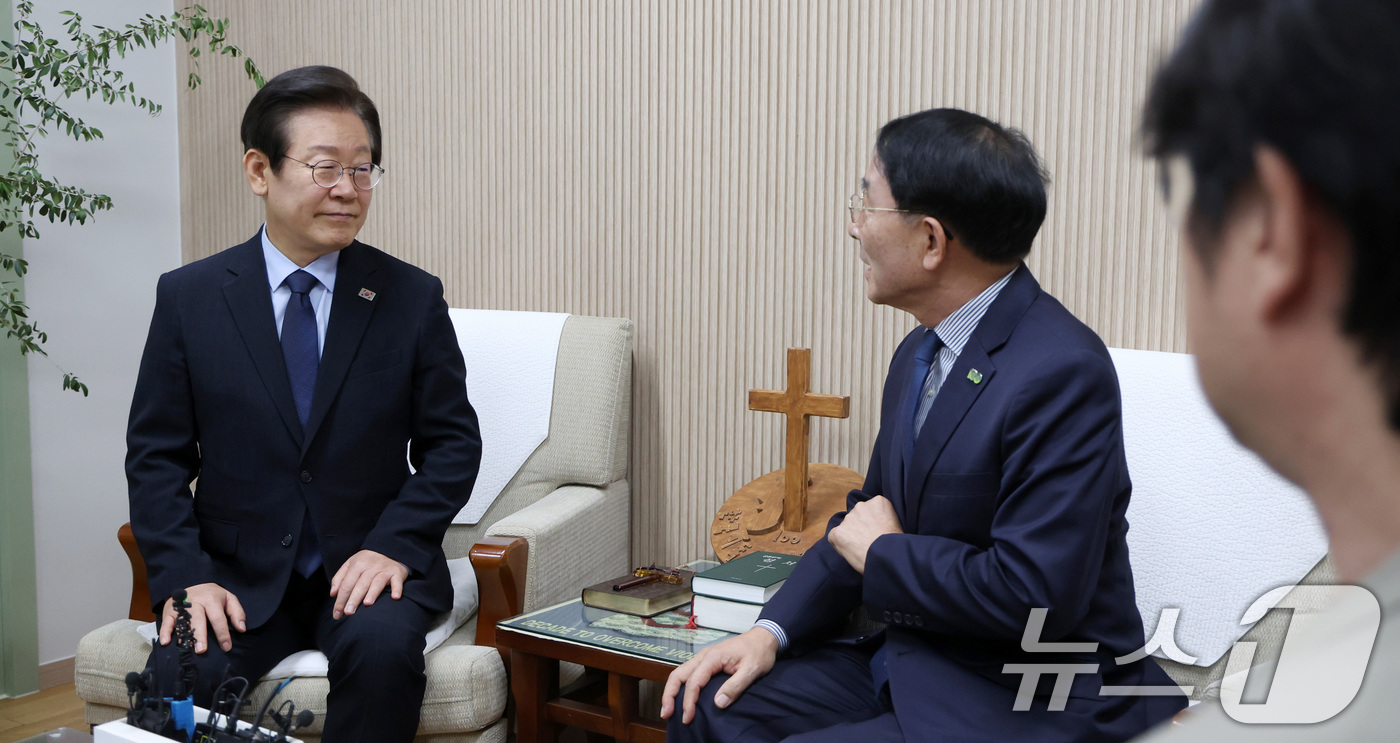 (서울=뉴스1) 구윤성 기자 = 이재명 더불어민주당 대표가 2일 오후 서울 종로구 한국기독교교회협의회를 방문해 김종생 총무와 환담하고 있다.(공동취재) 2024.10.2/뉴스1