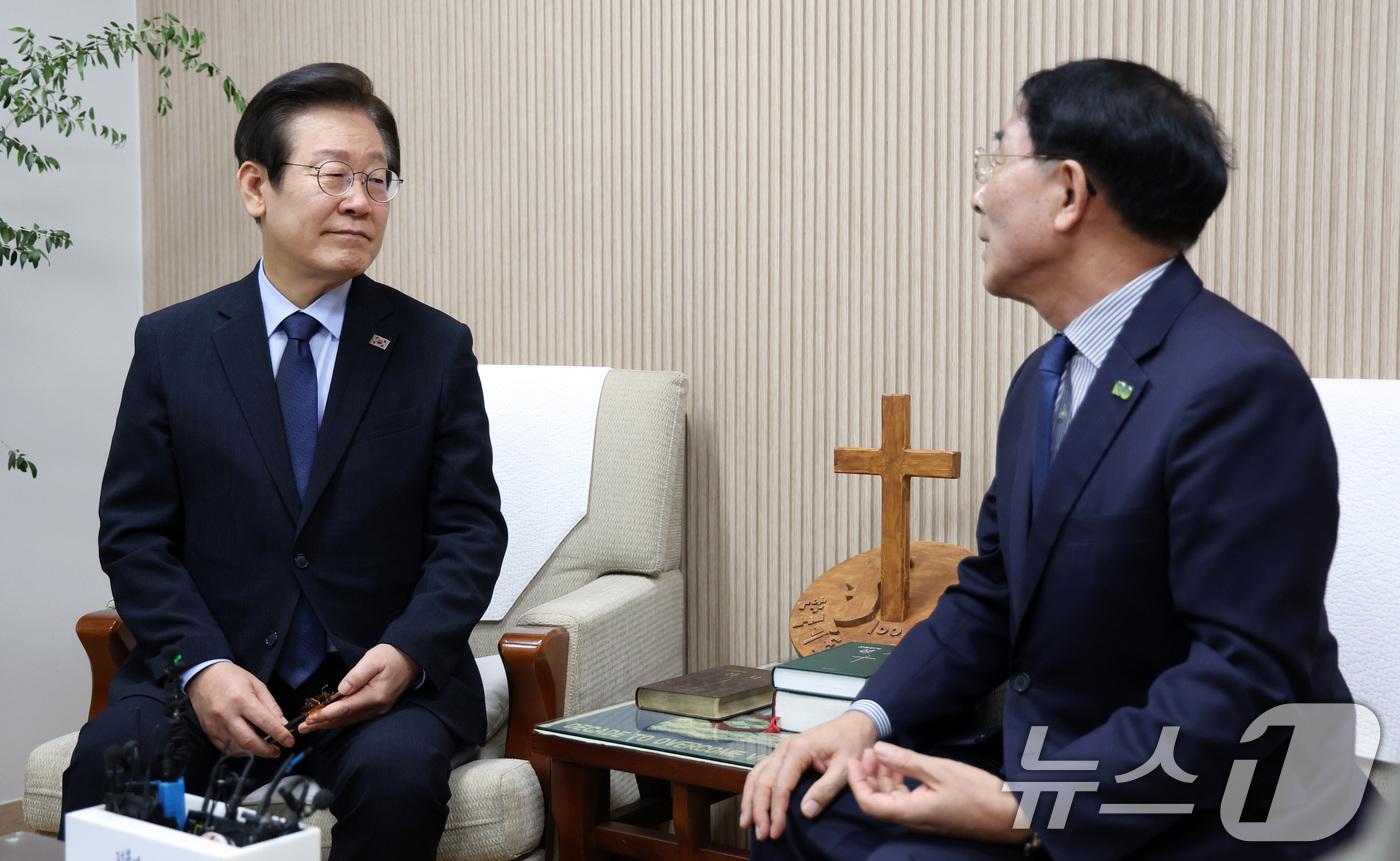 (서울=뉴스1) 구윤성 기자 = 이재명 더불어민주당 대표가 2일 오후 서울 종로구 한국기독교교회협의회를 방문해 김종생 총무와 환담하고 있다.(공동취재) 2024.10.2/뉴스1