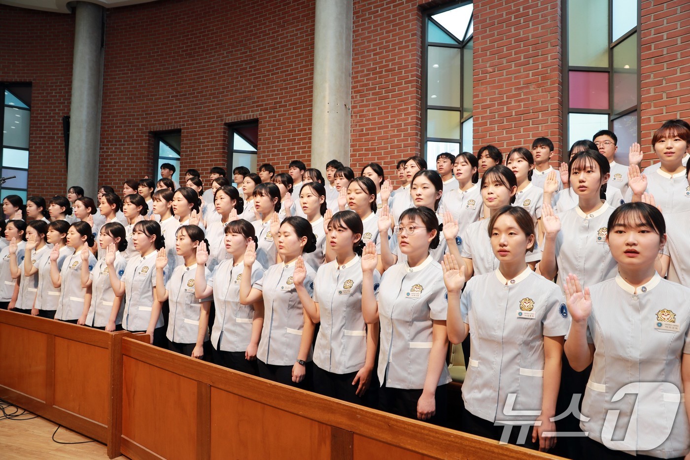 (서울=뉴스1) = 지난달 30일 서울 노원구 삼육대학교 대학교회에서 열린 '제50회 나이팅게일 선서식'에서 간호학과 2학년 학생들이 나이팅게일 선서를 하고 있다. (삼육대학교 제 …