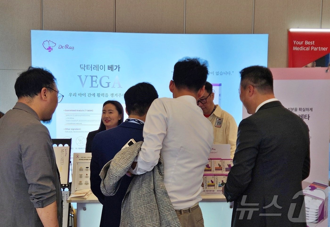 본문 이미지 - 한국반려동물영양연구소 관계자가 9월 28일 세종대에서 열린 수의학술대회에서 제품 설명을 하고 있다. ⓒ 뉴스1 한송아 기자