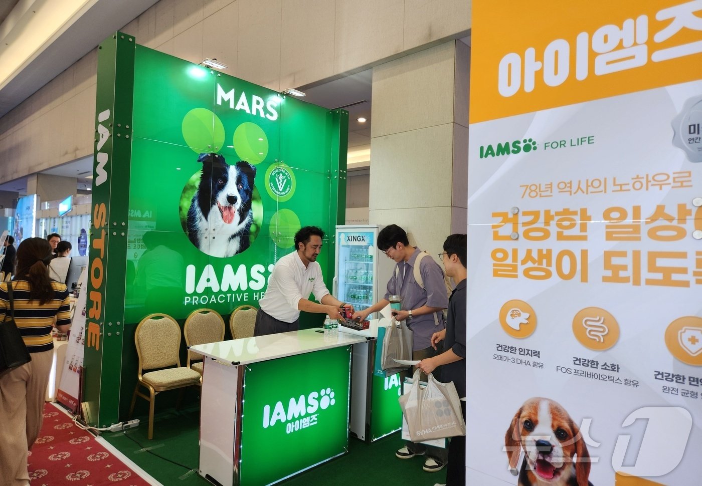 본문 이미지 - 한국마즈 관계자가 9월 28일 세종대에서 열린 수의학술대회에서 제품 설명을 하고 있다. ⓒ 뉴스1 한송아 기자