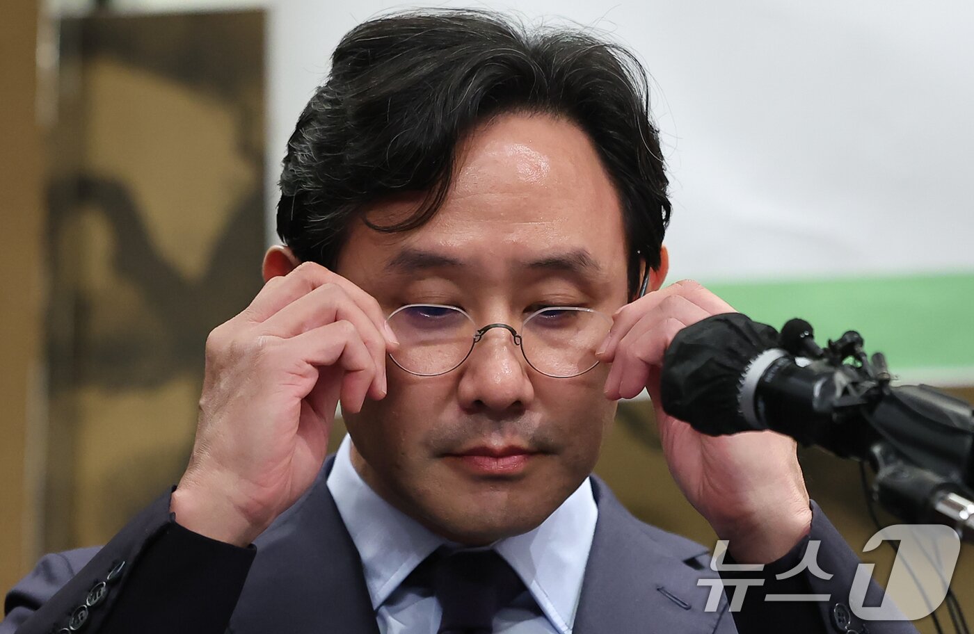 본문 이미지 - 최윤범 고려아연 회장이 2일 서울 용산구 그랜드하얏트에서 열린 영풍과 MBK와의 경영권 분쟁 관련 기자회견에서 발언을 하던 중 안경을 고쳐쓰고 있다. 2024.10.2/뉴스1 ⓒ News1 김도우 기자
