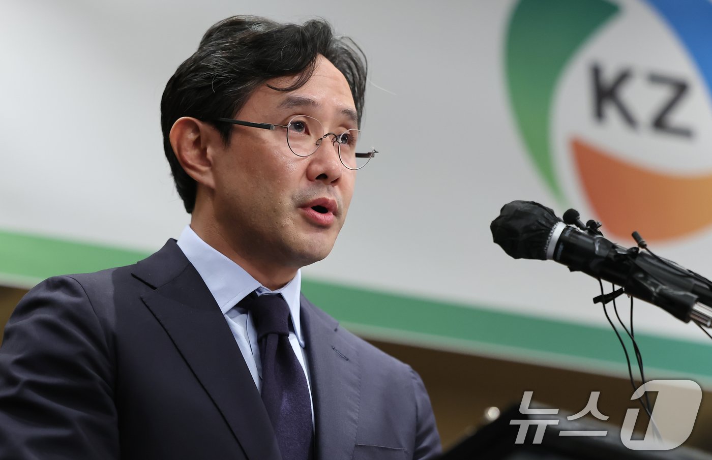 본문 이미지 - 최윤범 고려아연 회장이 2일 서울 용산구 그랜드하얏트에서 열린 영풍과 MBK와의 경영권 분쟁 관련 기자회견에서 발언을 하고 있다. 2024.10.2/뉴스1 ⓒ News1 김도우 기자